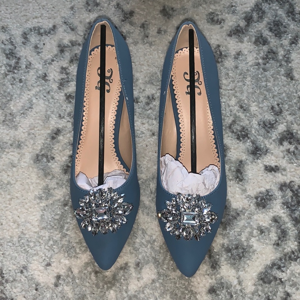 NEW NEVER WORN ladies dress pumps!  Size 8. Blue